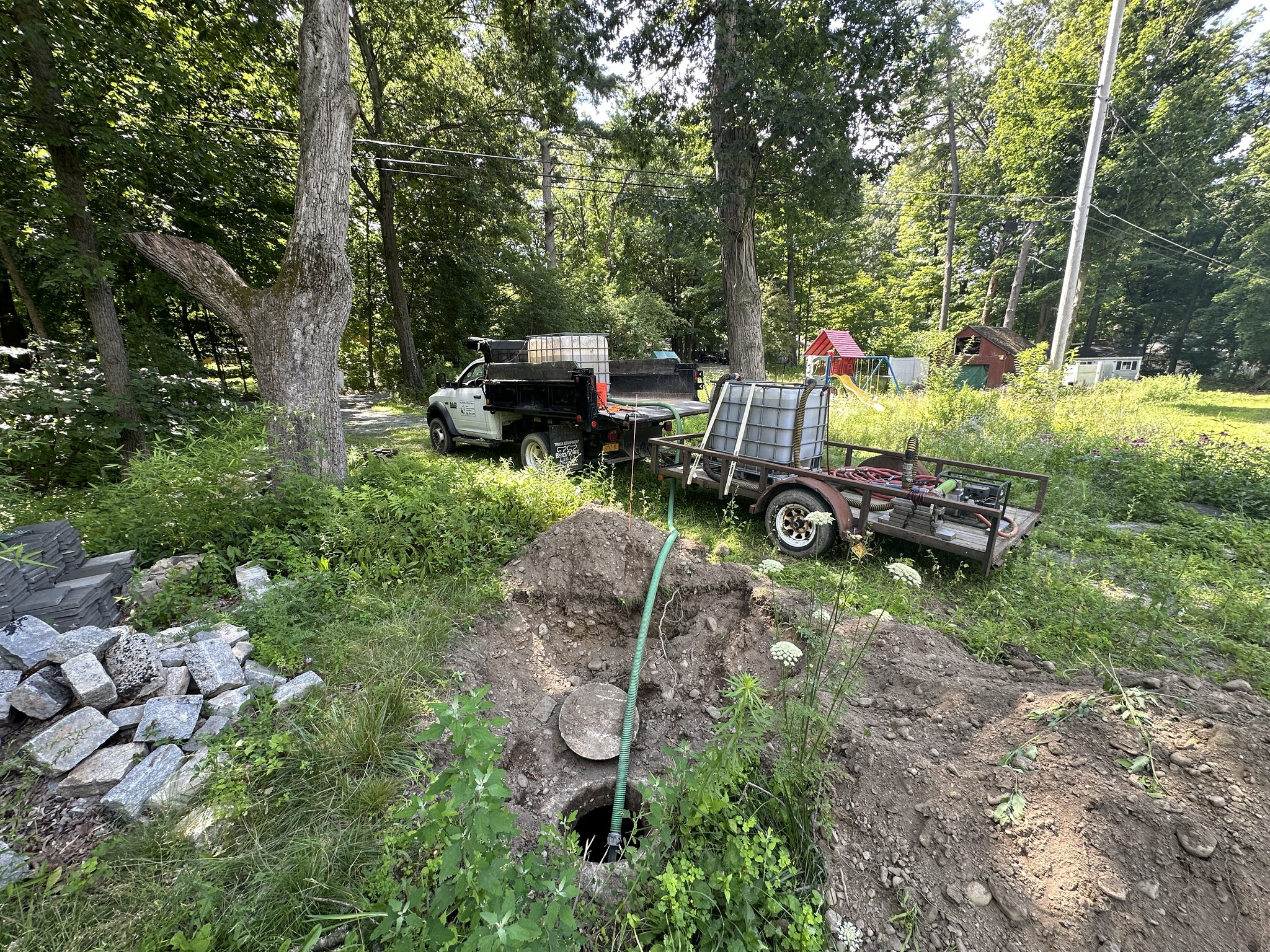 484586339_1176579584257676_5621713212787247393_n A septic tank is being serviced by a truck